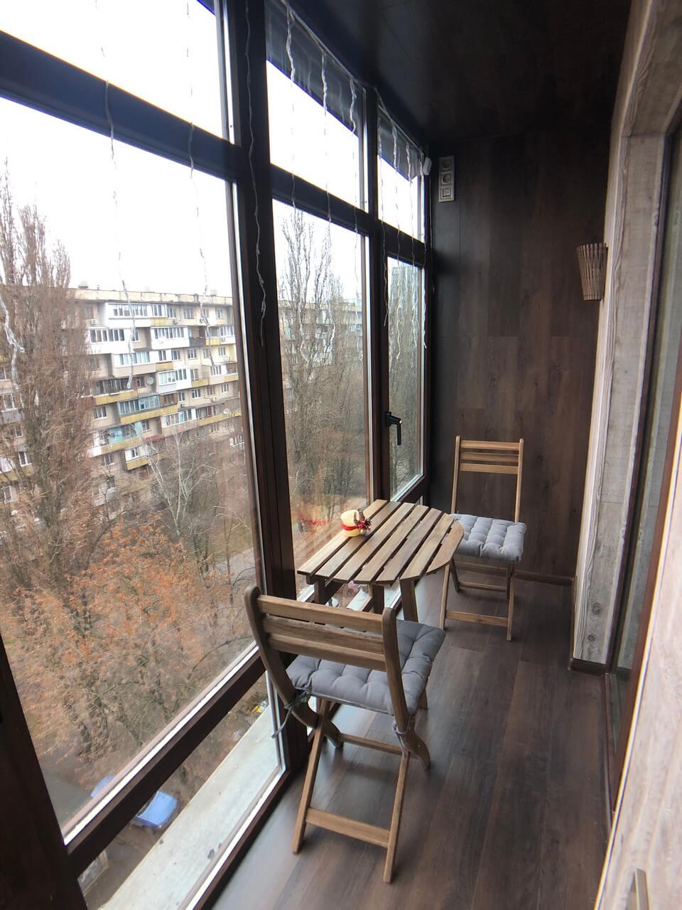 Французский балкон с отделкой ламинат в чешке. Киев, ул. Зодчих, 40 05