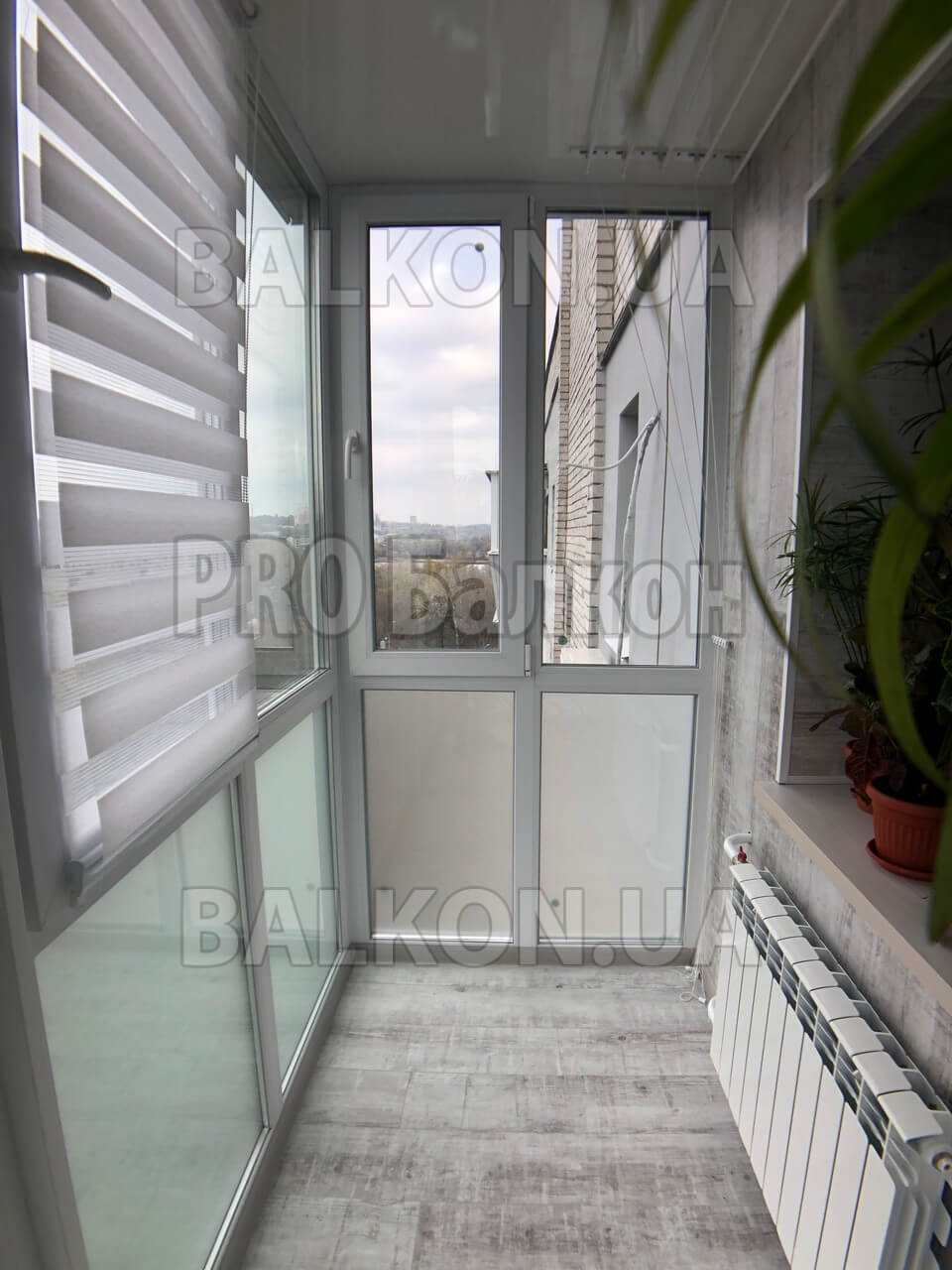 Теплый французский балкон с выносом по полу. Обшивка внутри ламинат. Киев, Набережно Корчуватская 92 07