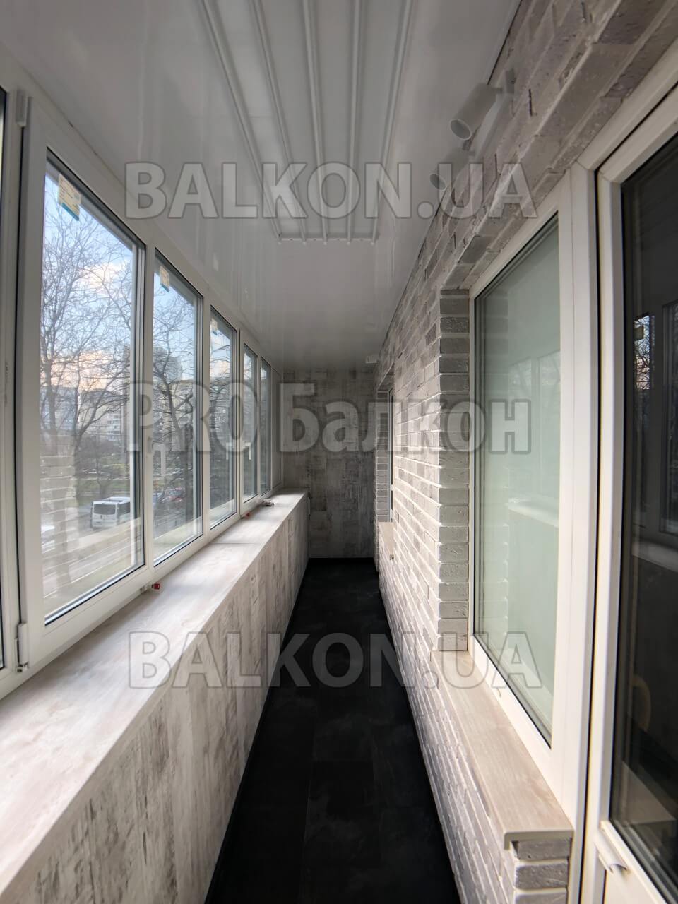 Ремонт балкона 6 метров под ключ. Отделка ламинат, декоративный камень. Киев, Маяковского 34 05